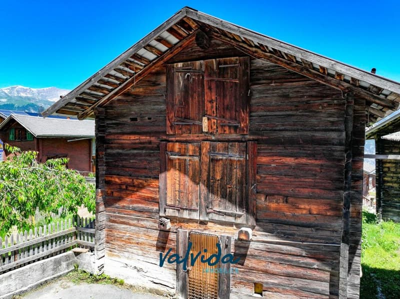 Authentic Valaisian barn with excellent building substance - ready for your ideas (3)