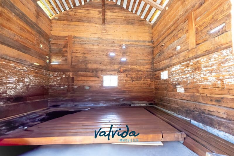 Authentic Valaisian barn with excellent building substance - ready for your ideas (4)
