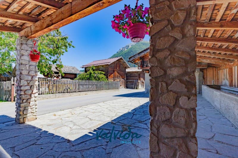Authentic Valaisian barn with excellent building substance - ready for your ideas (1)