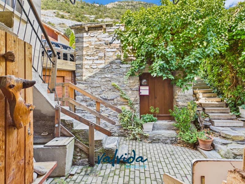 Grosszügige 5.5-Zimmerwohnung im Herzen von Hohtenn (2)