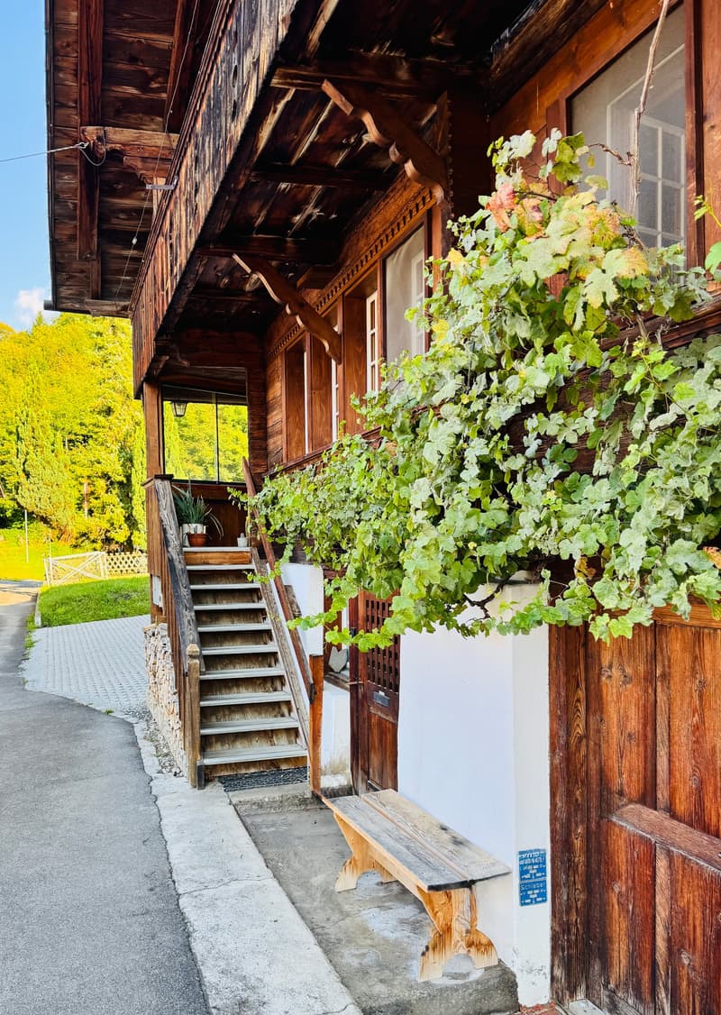 Arrive, feel good – semi-detached house with building land reserve in Hofstetten near Brienz (2)