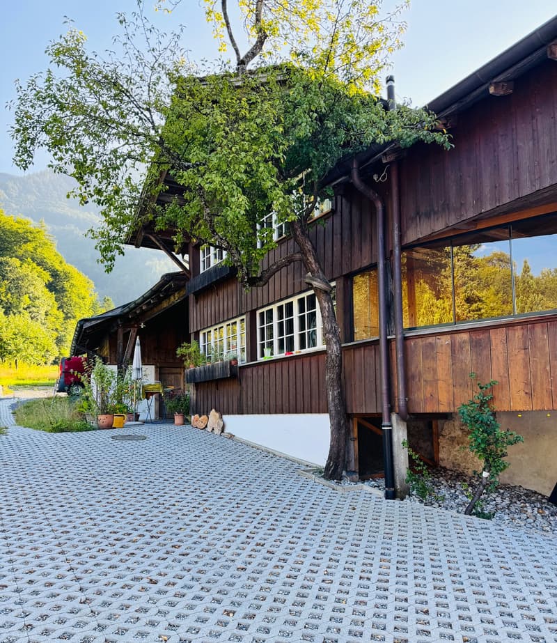 Arrive, feel good – semi-detached house with building land reserve in Hofstetten near Brienz (4)