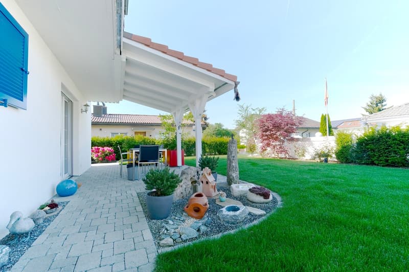 A charming, very well-maintained home with a charming garden is looking for a new owner. (2)