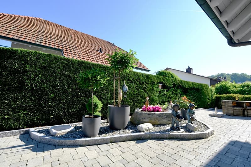 A charming, very well-maintained home with a charming garden is looking for a new owner. (4)