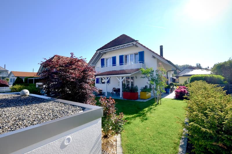 A charming, very well-maintained home with a charming garden is looking for a new owner. (6)