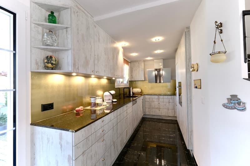 A charming, very well-maintained home with a charming garden is looking for a new owner. (10)
