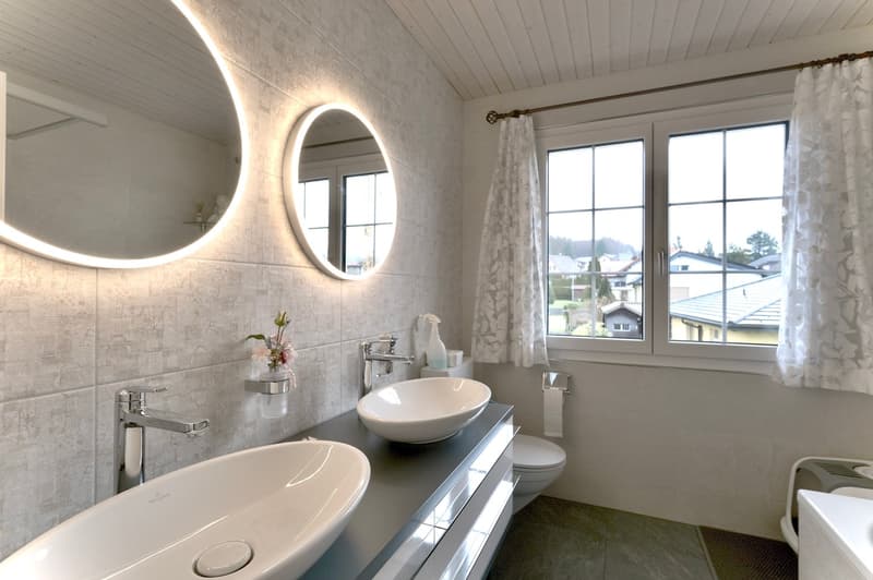A charming, very well-maintained home with a charming garden is looking for a new owner. (11)