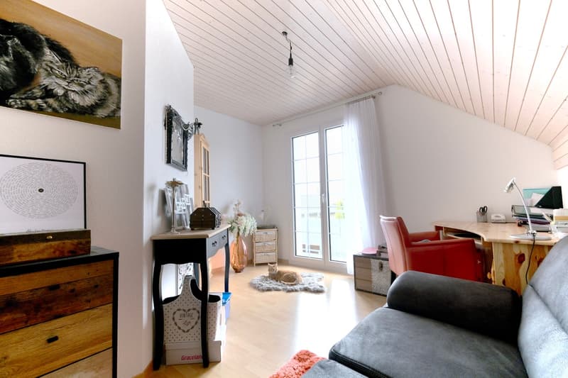 A charming, very well-maintained home with a charming garden is looking for a new owner. (12)