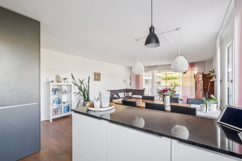 Moderne, perfekt durchdachte 31⁄2 Zimmer-Wohnung zentral und naturnah gelegen in Safenwil (4)