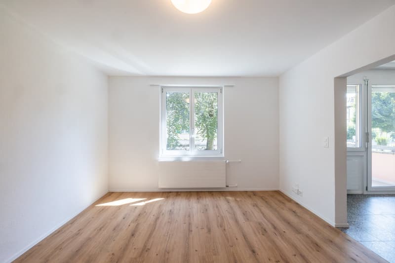 Erstbezug nach Kernsanierung: 2.5-Zimmerwohnung an ruhiger und zentraler Lage mit Aussenparkplatz (3)