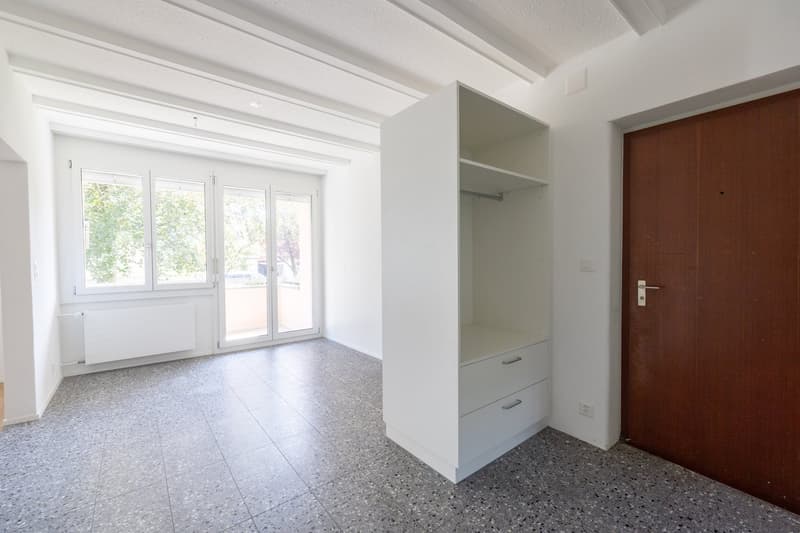 Erstbezug nach Kernsanierung: 2.5-Zimmerwohnung an ruhiger und zentraler Lage mit Aussenparkplatz (12)