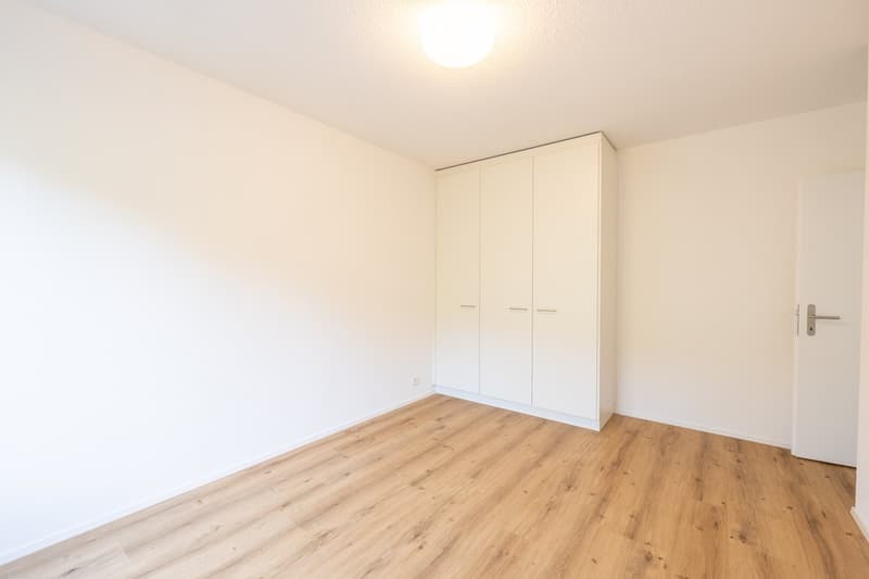 Erstbezug nach Kernsanierung: 2.5-Zimmerwohnung an ruhiger und zentraler Lage mit Aussenparkplatz (6)
