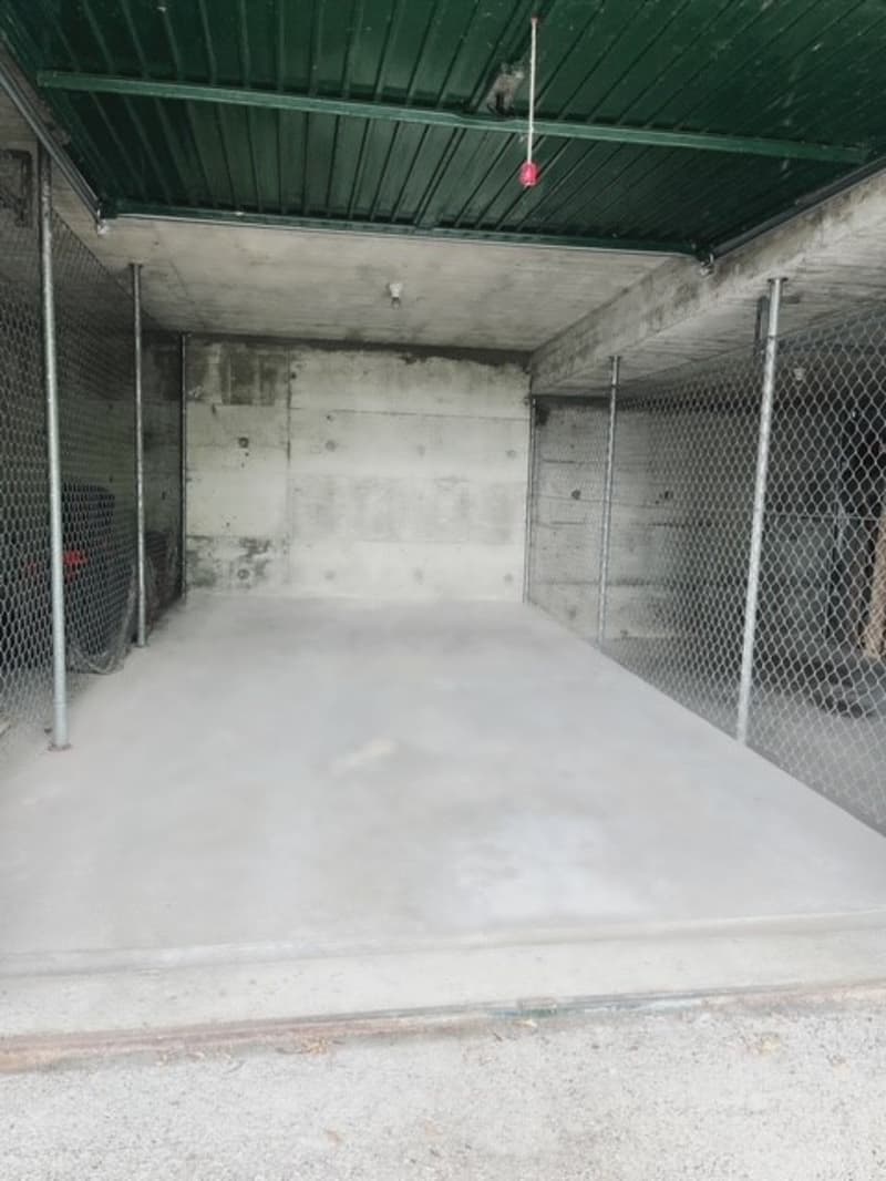 Geräumige Garagenbox oder Aussenabstellplatz (2)