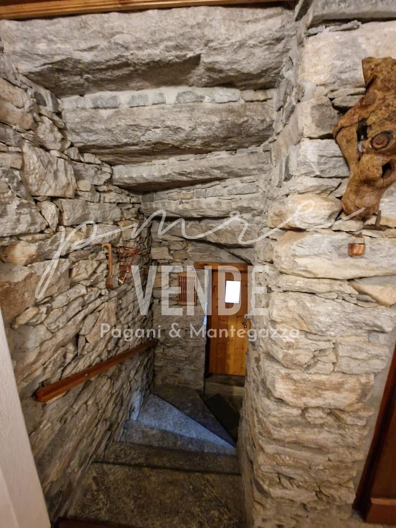 Appartement charmant de 5.0 pièces dans une maison rustique à deux familles avec grotte et jardin panoramique (16)