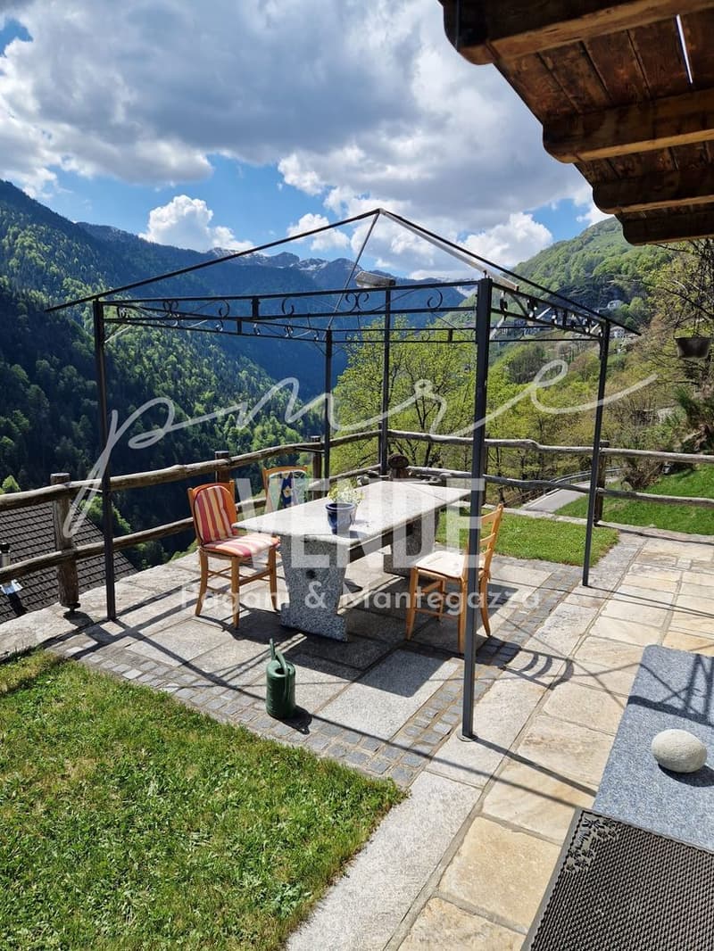 Appartement charmant de 5.0 pièces dans une maison rustique à deux familles avec grotte et jardin panoramique (4)