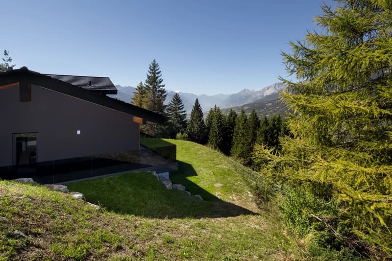 Exceptional 5.5-room chalet in Crans-Montana – Breathtaking view and jacuzzi (9)