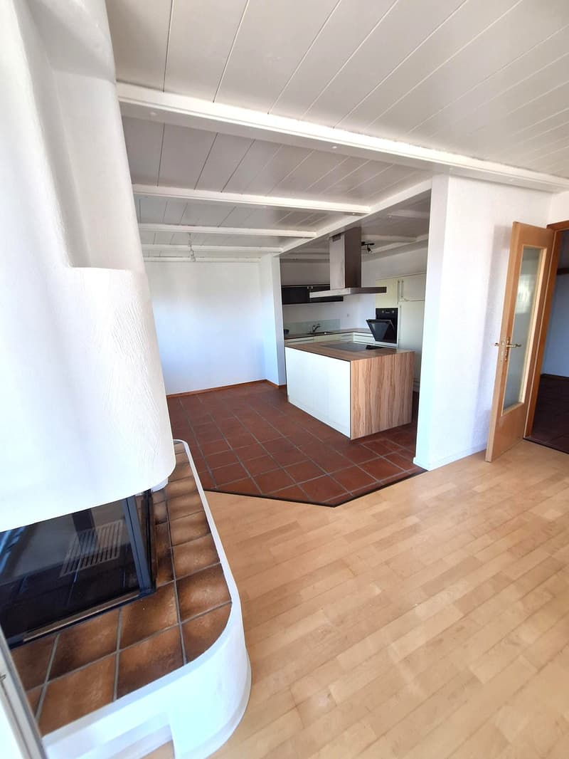 Sehr gepflegte 4.5-Zimmer-Wohnung im 1.Stock Ost mit Keller und Autogarage in Attiswil (2)