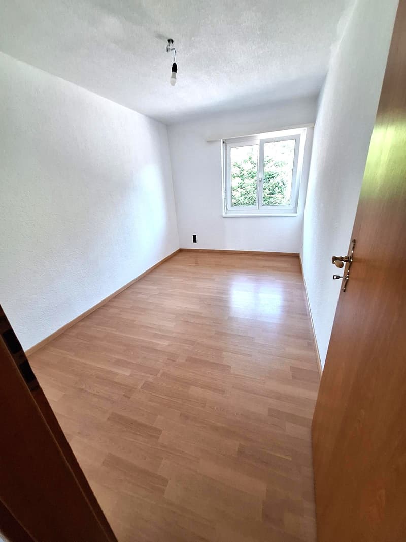 Sehr gepflegte 4.5-Zimmer-Wohnung im 1.Stock Ost mit Keller und Autogarage in Attiswil (5)