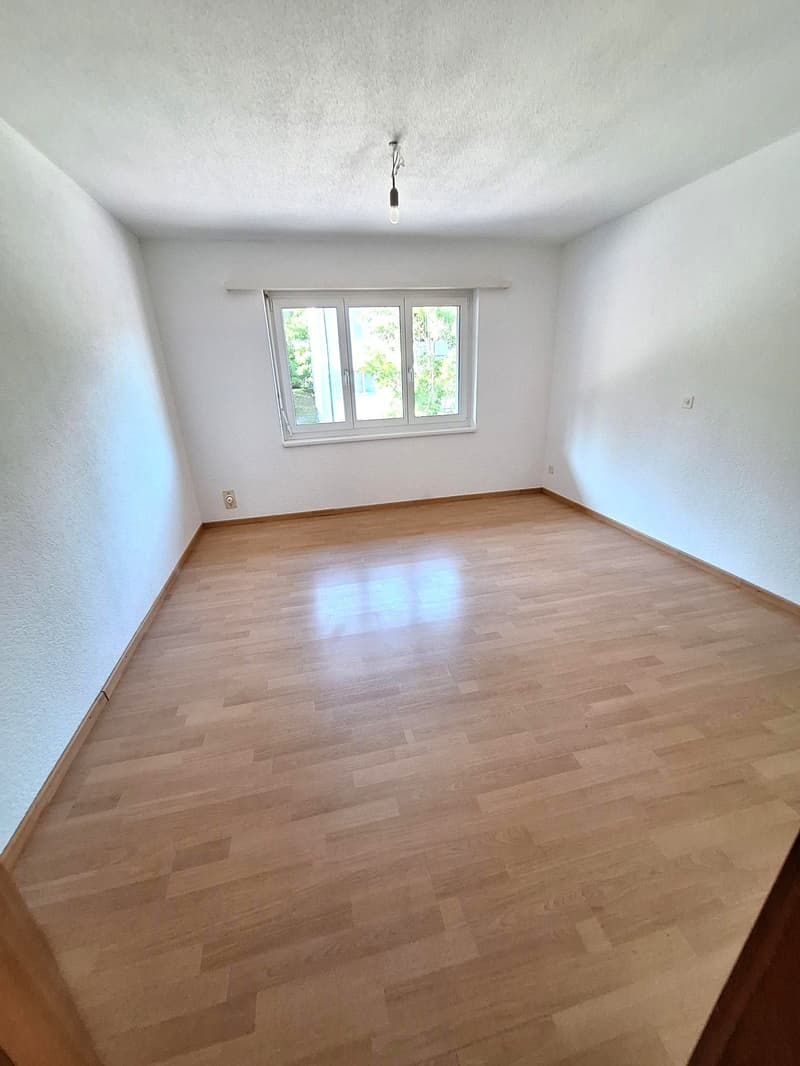Sehr gepflegte 4.5-Zimmer-Wohnung im 1.Stock Ost mit Keller und Autogarage in Attiswil (4)