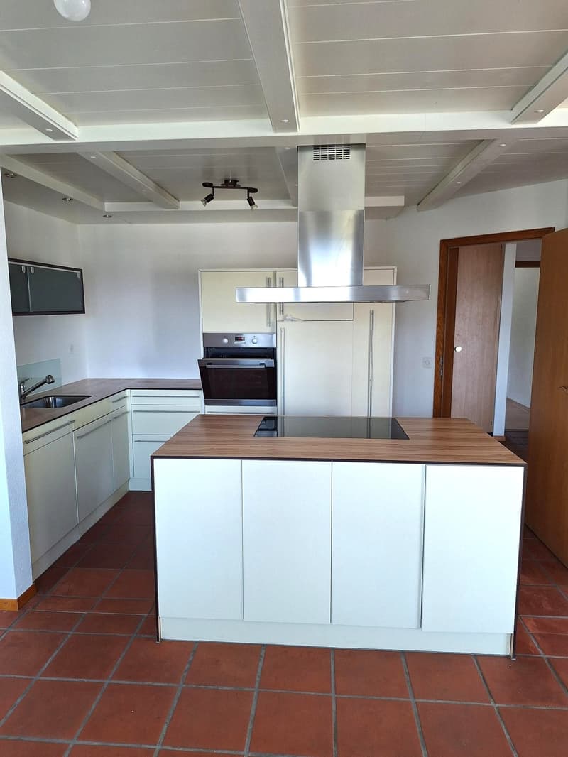Sehr gepflegte 4.5-Zimmer-Wohnung im 1.Stock Ost mit Keller und Autogarage in Attiswil (3)