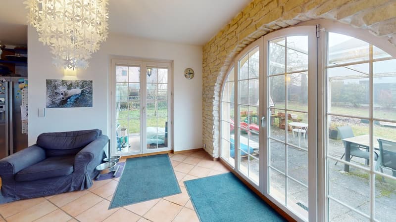 Charming individual villa with 4.5 rooms in Fenin and numerous garages (1)