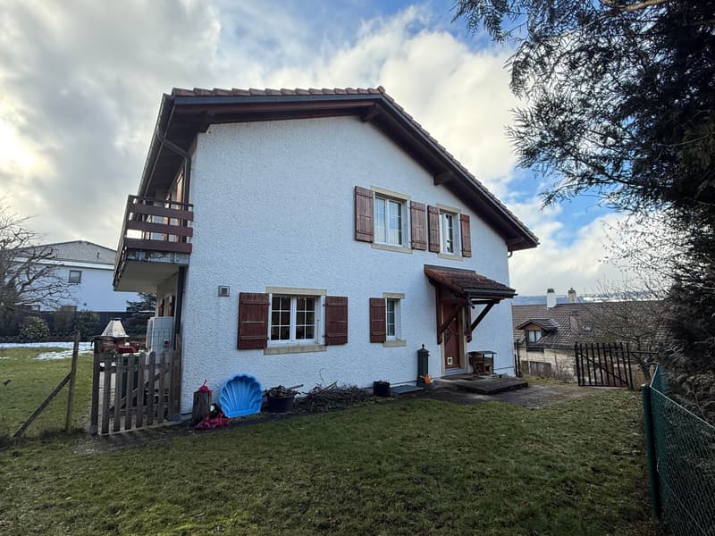 Charming individual villa with 4.5 rooms in Fenin and numerous garages (7)