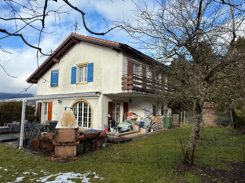 Charming individual villa with 4.5 rooms in Fenin and numerous garages (8)