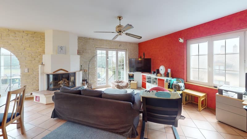 Charming individual villa with 4.5 rooms in Fenin and numerous garages (2)