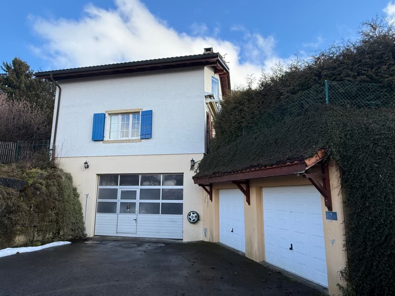 Charming individual villa with 4.5 rooms in Fenin and numerous garages (9)