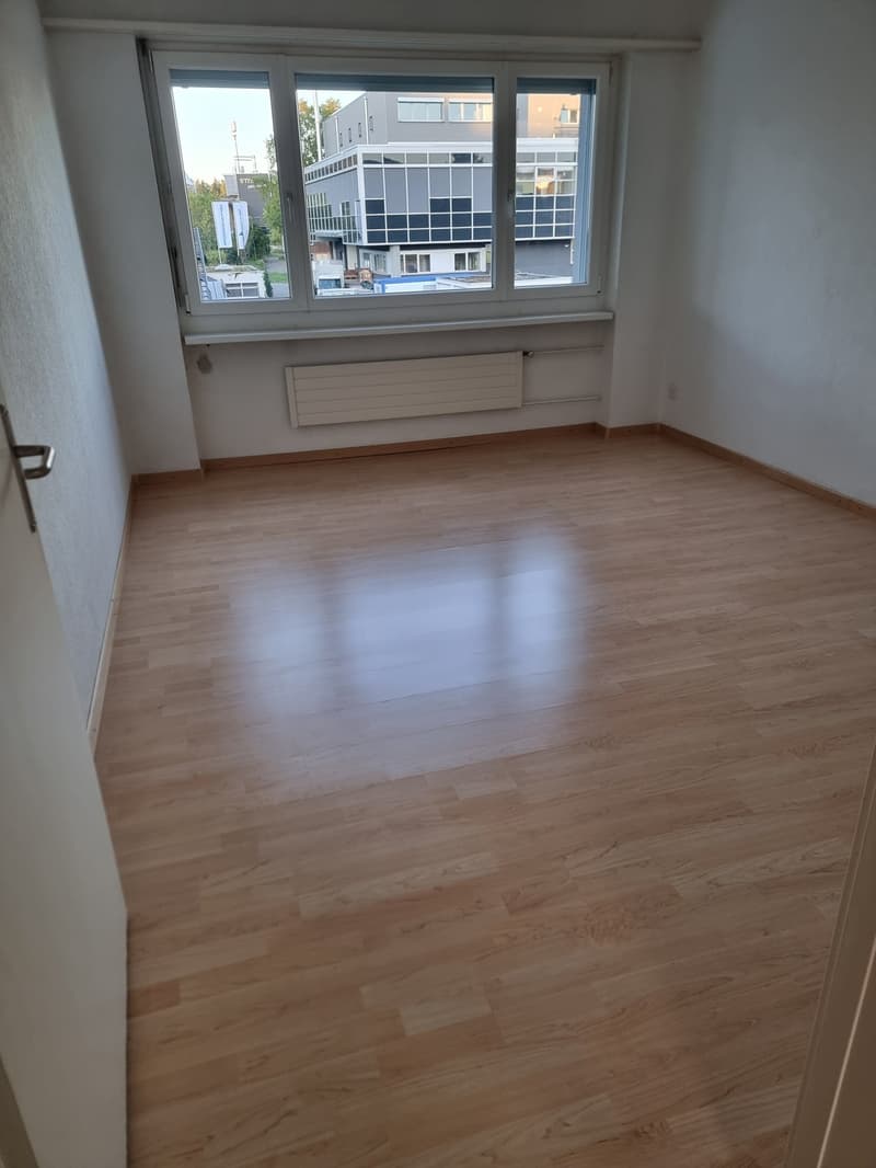 2.5 Zimmerwohnung mit grossem Balkon (11)
