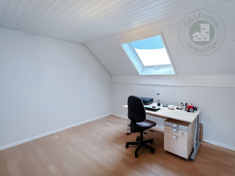 Zimmer 1 mit Dachfenster wird zur Zeit als Büro genutzt