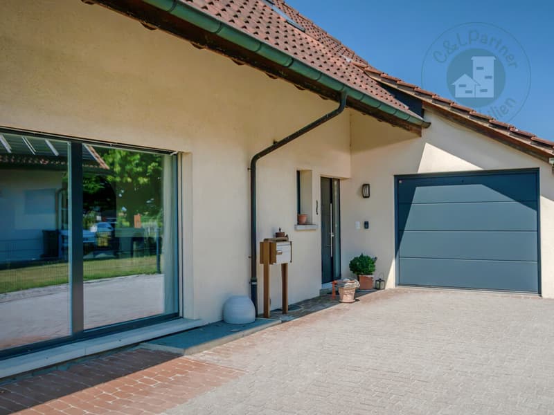Die gepflegte Einfahrt zum Haus mit Elektrogaragentor