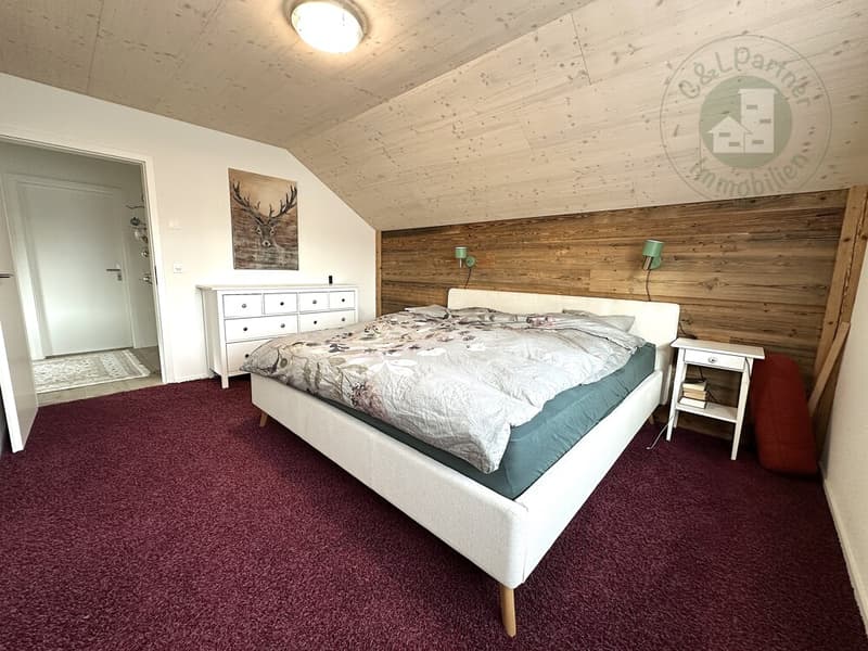 Das charmante Schlafzimmer mit Altholzwand