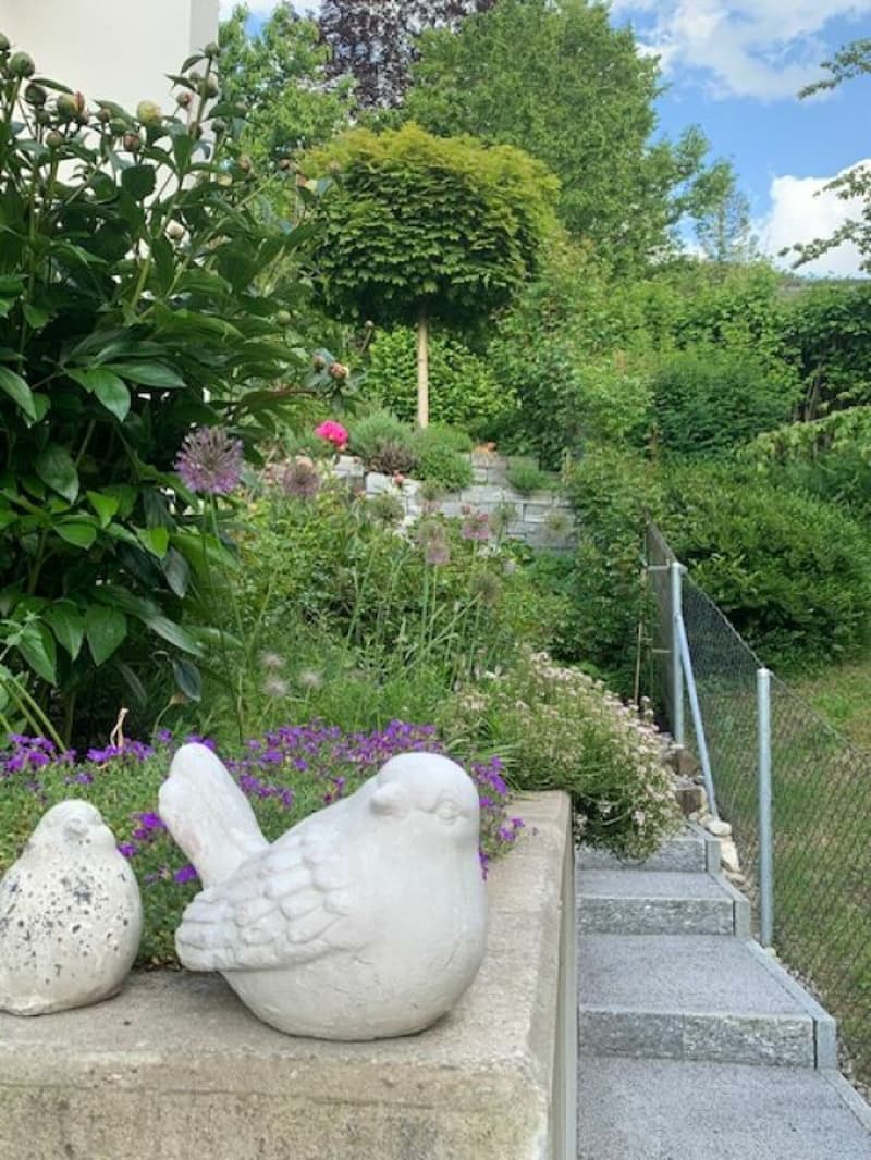 Wunderschöner angelegter Garten.