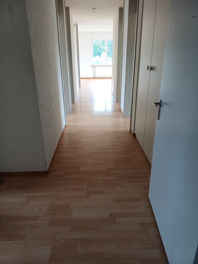 Helle 4.5-Zimmer-Wohnung mit Balkon und schöner Aussicht in Sumiswald (4)