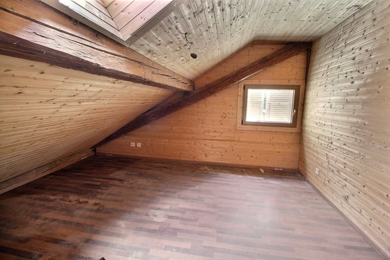 In a farmhouse: Large apartment to finish renovating (10)