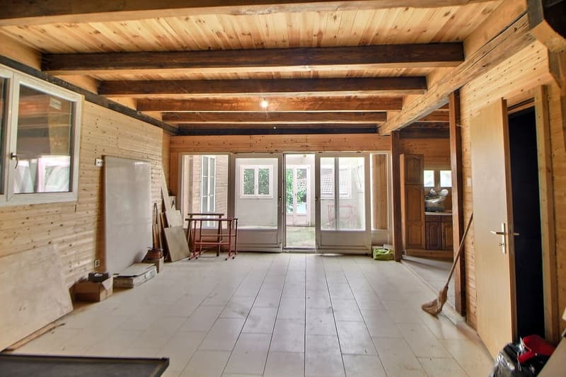 In a farmhouse: Large apartment to finish renovating (2)