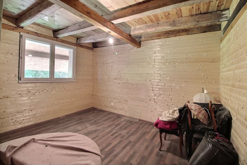 In a farmhouse: Large apartment to finish renovating (4)