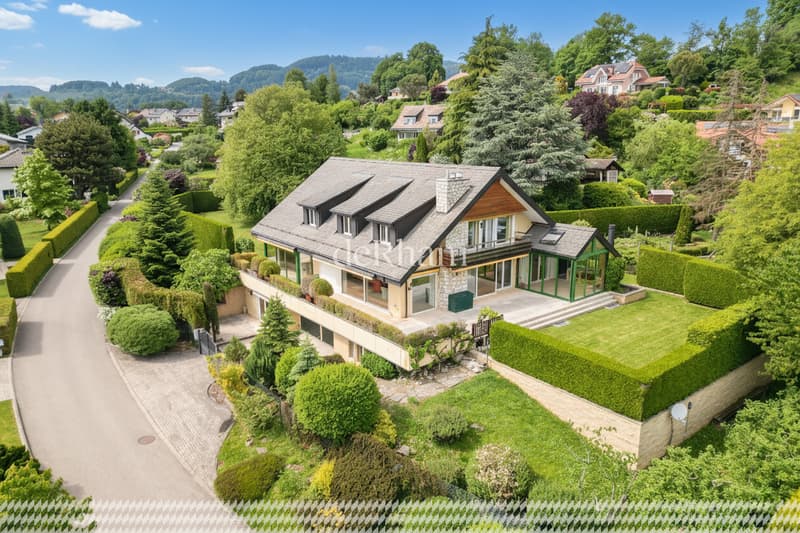 Sumptuous property located in a prized residential area! (13)