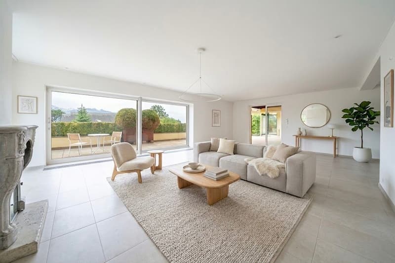 Sumptuous property located in a prized residential area! (2)