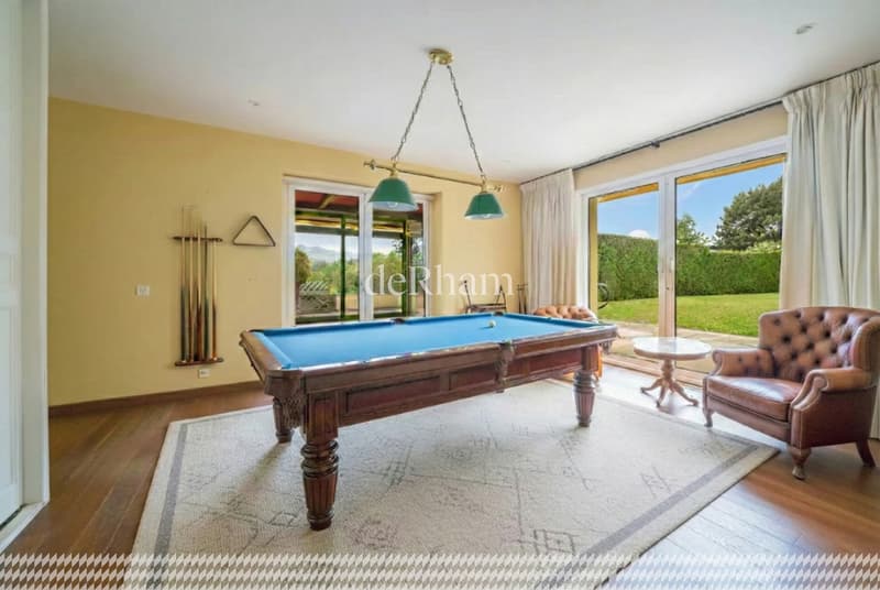 Sumptuous property located in a prized residential area! (4)