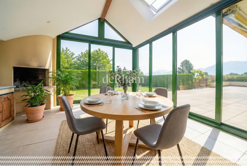 Sumptuous property located in a prized residential area! (5)