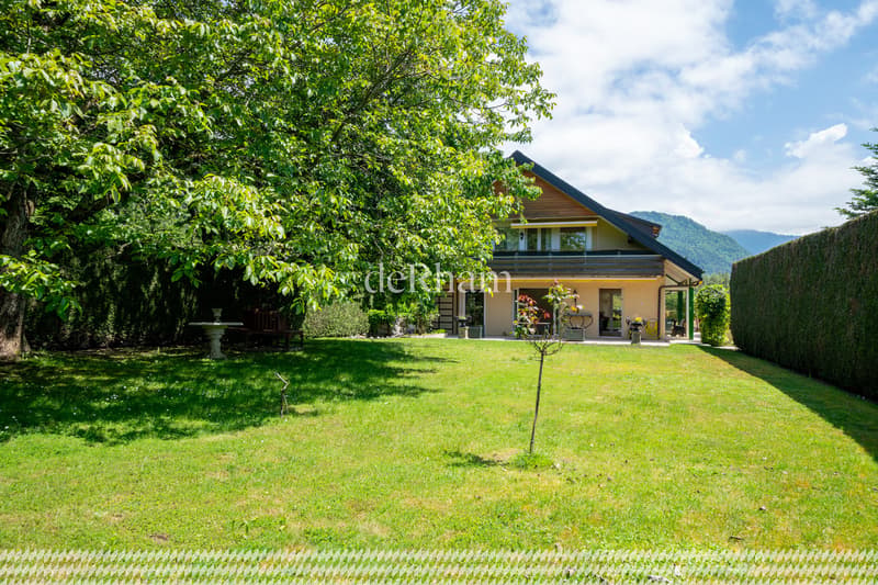 Stunning property located in a prestigious residential area! (3)