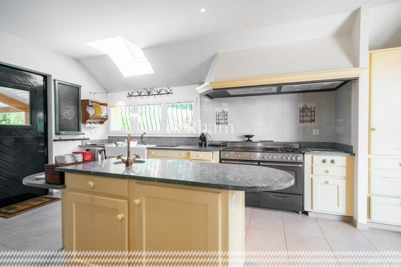 Stunning property located in a prestigious residential area! (10)