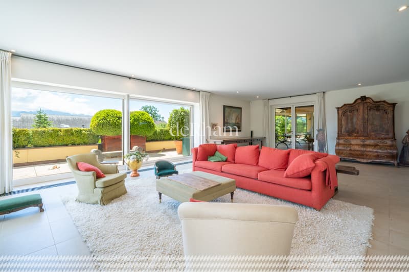 Stunning property located in a prestigious residential area! (6)