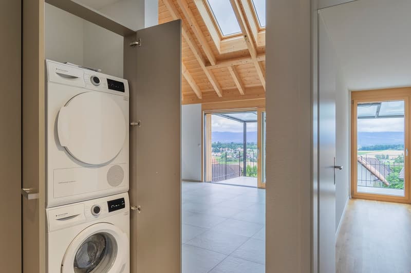 Appartamento mansardato soleggiato con galleria ***vista lontana*** (5)