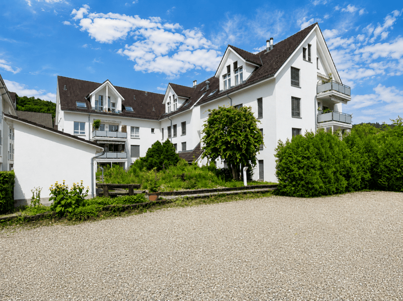 Spacious 4½-room apartment with winter garden and two underground parking spaces (1)