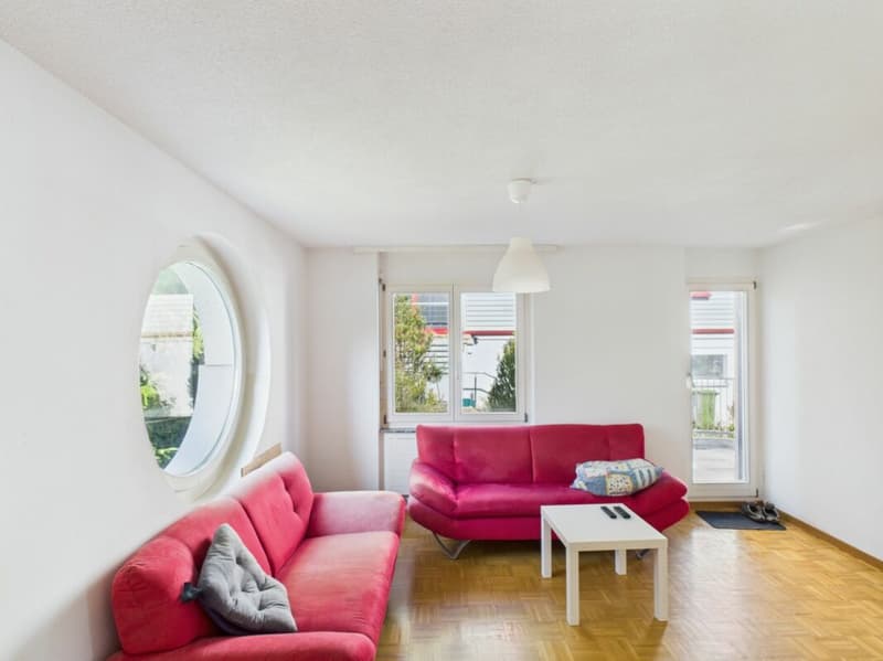 Wohnzimmer mit kleinem Balkon