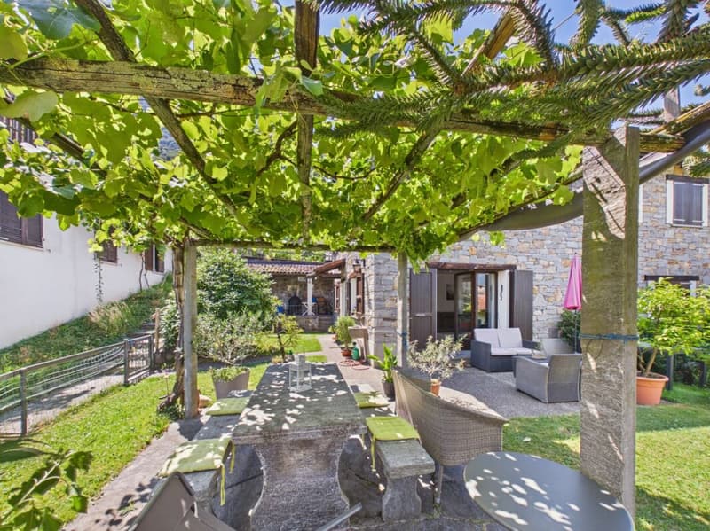 A small Ticinese gemstone in stone with private garden (12)