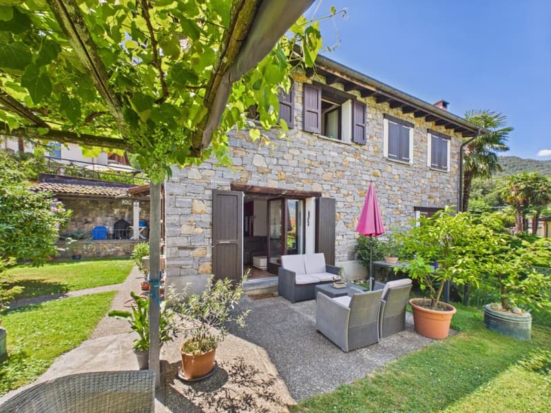 A small Ticinese gemstone in stone with private garden (1)